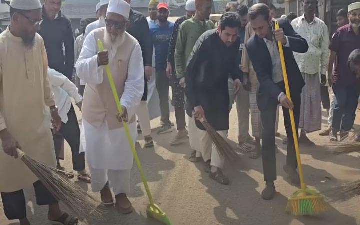 ঝাড়ু হাতে রাস্তা পরিষ্কার কাজে শাহজাহান চৌধুরী